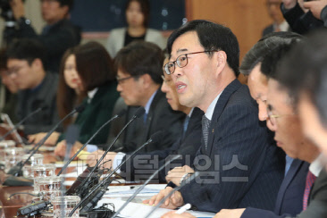 김기식 금융감독원장이 10일 서울 여의도 금융투자협회에서 증권사 대표이사들을 만나 증권사 내부통제 강화를 당부하고 있다. 연합뉴스 제공.